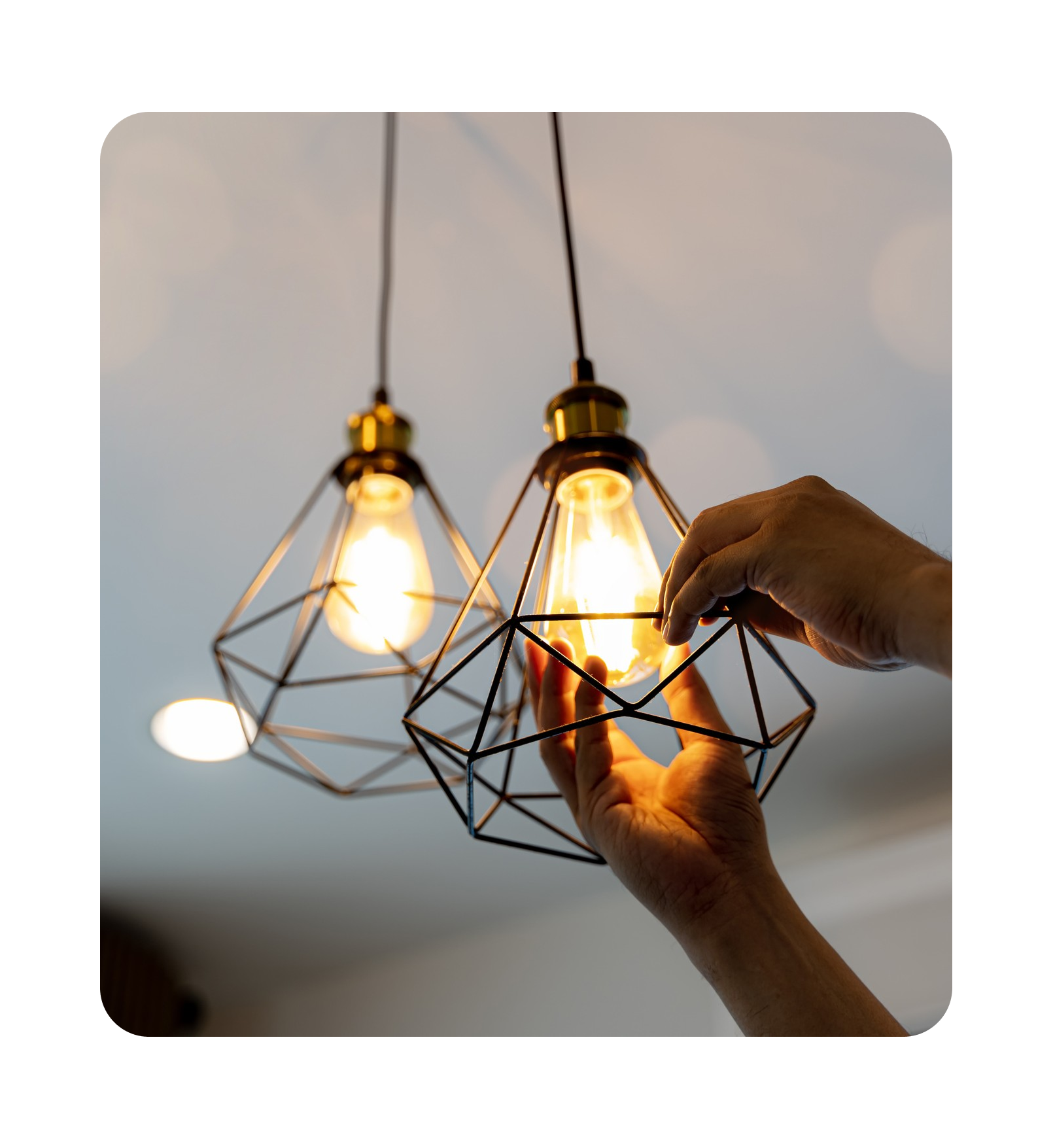 elektriker monterer lampe
